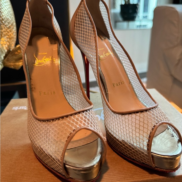 Christian Louboutin Very Rete Gold
Tan Mesh Peep Toe Pump size 38 - Picture 7 of 8